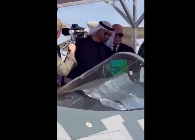 بن زاید و جنگنده روسی در نمایشگاه هوایی دبی | ویدئو