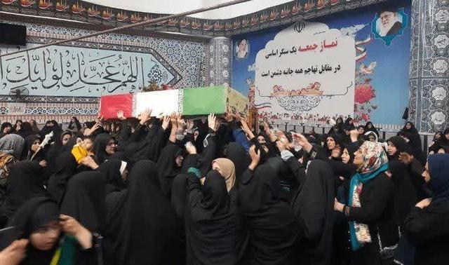 بدرقه آسمانی؛ زنان محمودآباد آیین استقبال از شهدا را زنده کردند