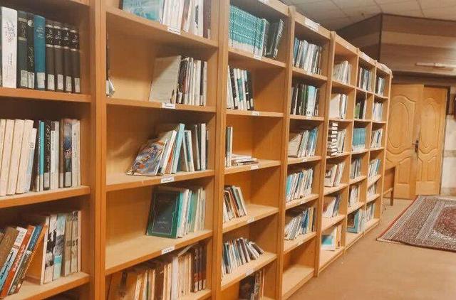 خدمت‌رسانی کتابخانه فاطمی با بیش از ۲۰۰ هزار منبع علمی و پژوهشی