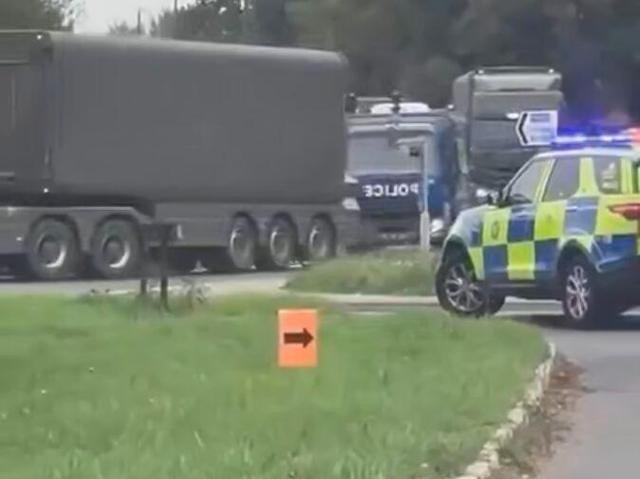 تصاویری از جابجایی کلاهک‌های اتمی در انگلیس