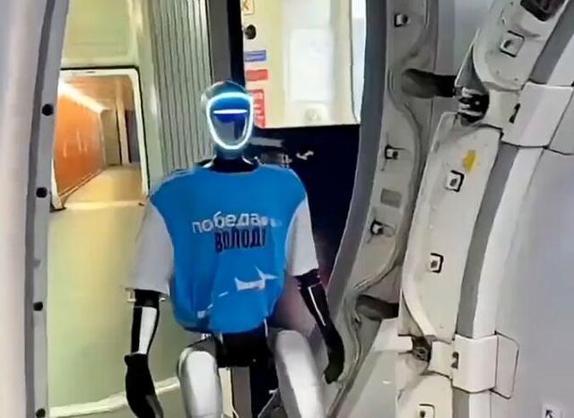 اولین پرواز آزمایشی با ربات انسان‌نما