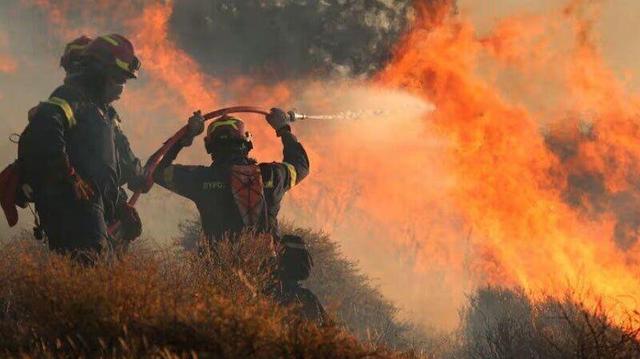 پرواز همزمان ۳ بالگرد از چالوس برای مهار آتش جنگل‌های مرزن‌آباد