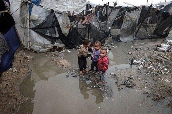 زندگی صدها هزار آواره فلسطینی در چادرهای فرسوده میان باران و سرما