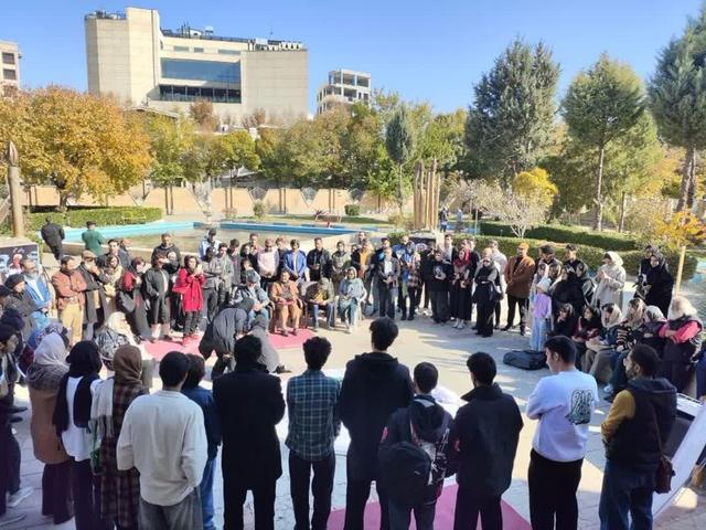 نمایش خیابانی «چرخ» در بروجرد اجرا شد