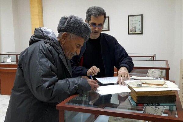 کتب چاپ سنگی نفیس توسط خیر ۹۲ ساله به کتابخانه ارومیه اهدا شد