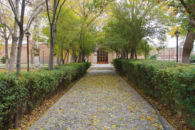 برگ ریزان در دولتخانه صفوی قزوین