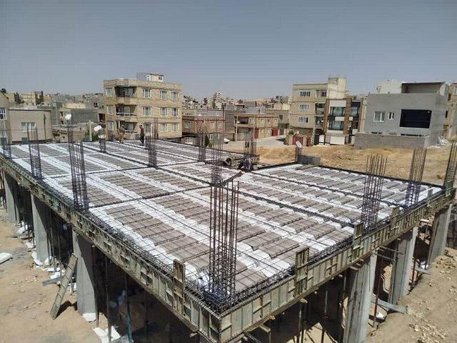 از اشک تا آجر، مادری که نام دخترش را بر دیوار مدرسه جاودانه کرد +فیلم