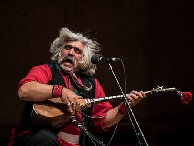 دست نوازنده دوتار شیروان، آراسته به نشان فرهود