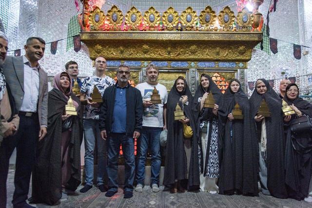 گردشگران خارجی در امامزاده ابراهیم (ع) بابلسر با هدیه چادر بدرقه شدند