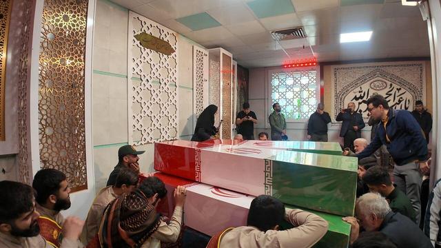 فیلم| تشییع پیکر مطهر هشت لاله گمنام بر دوش مردم همدان