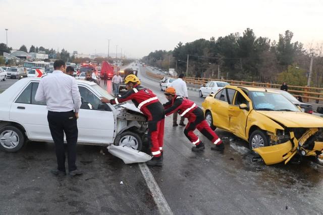 تصادف زنجیرهای در پل سلام مشهد ۹ مصدوم بر جای گذاشت