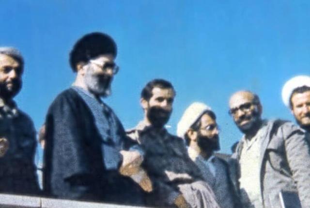 عکس/ شهید شادمانی در محضر رهبر انقلاب در سال ۶۶