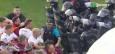 ویدیو| درگیری شدید بازیکنان با پلیس وسط زمین؛ باتوم، اسپری فلفل و زد و خورد