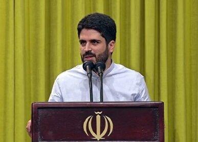 شعرخوانی محمد رسولی در مراسم رونمایی از تقریظ رهبر انقلاب؛ بی فاطمه (س) جبرئیل هم نازل نمی‌شد + فیلم