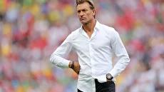 واکنش جالب سرمربی فرانسوی عربستان به پخش اذان در کنفرانس خبری (فیلم)