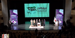 اهدای قابی از عکس منتشرنشده دیدار شهید سپهبد غلامعلی رشید با رهبر انقلاب به سرکار خانم ترابی‌کیا، همسر این شهید