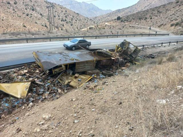 ببینید | انحراف و تصادف چندین خودرو بخاطر بارندگی در جاده فیروزکوه دیروز