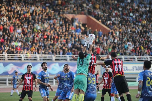 زنان بازهم پشت درهای بسته ورزشگاه امام رضا(ع) ماندند/ استقبال باورنکردنی از مسابقه ابومسلم