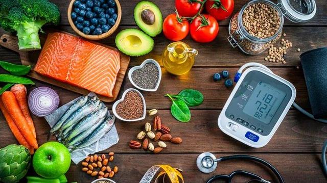 مواد غذایی که فشارخون را کاهش می‌دهند؛ چقدر و کی مصرف کنیم؟