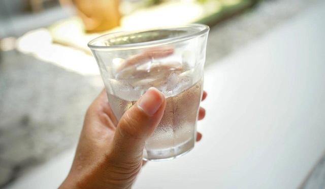 آب یخ با بدن چه می‌کند؟ ؛ مضرات آب یخ و نوشیدن آب همراه غذا + ویدئو