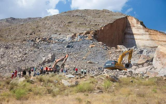 ۸۰ هزار تن سنگ میان خانواده و آخرین وداع؛ معدن شازند در انتظار ایمنی