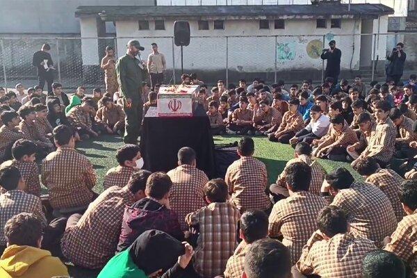 وداع دانش‌آموزان لاهیجان با پیکر مطهر شهید گمنام
