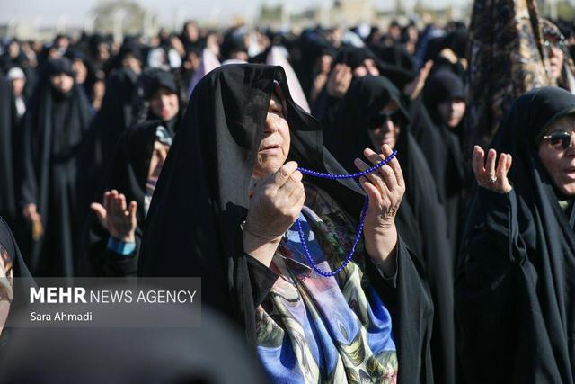 اقامه نماز باران با حضور زائران و مجاوران در حرم مطهر رضوی