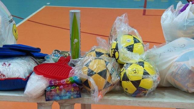 توزیع ۴۹۰ سبد ورزشی درمناطق محروم خوزستان باحضور فرمانده قرارگاه کربلا