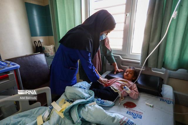 گزارش میدانی از اوج‌گیری آنفلوآنزا در قم؛ صف‌های طولانی، اتاق‌های شلوغ و نگرانی والدین