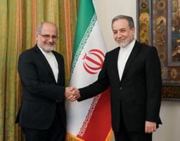 تاکید وزیر خارجه بر اهمیت تقویت مناسبات و همکاری‌ها با ایرلند