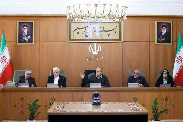 رئیس‌جمهور: نباید پست و مقام مبنای دریافت حقوق باشد/ً ضرورت سامان دادن به ناترازی منابع