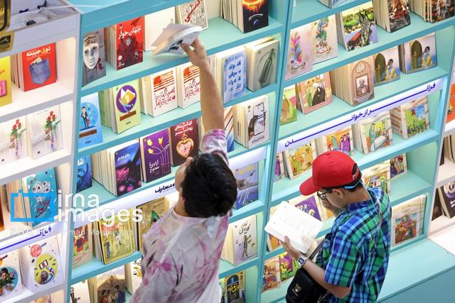 ایرانی‌ها ۱۰ و نیم دقیقه در روز کتاب می‌خوانند/ کتاب کاغذی، همچنان پیشتاز بازار