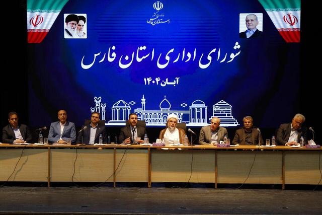 استاندار فارس: صرفه‌جویی را از دولت آغاز می‌کنیم/ مراقب کرامت مردم در ادارات باشید