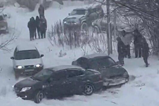 بارش برف و یخبندان رانندگان را به دردسر انداخت + ویدیو