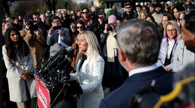 این خانم نماینده از خجالت ترامپ درآمد: تو خائنی! +ویدیو