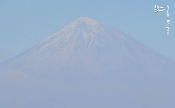 عکس/ قله دماوند ایستاده در غبار