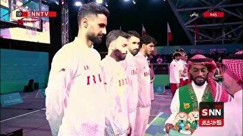 لحظه اهدای مدال نقره به تیم ملی بسکتبال ۳ نفره