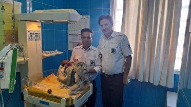 نوزاد عجول زرندی پیش از رسیدن به بیمارستان در منزل به دنیا آمد