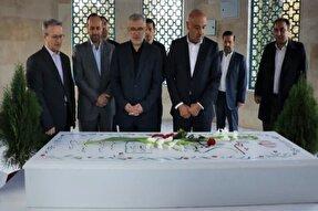 آغاز سفر یک‌روزه وزیر کار به البرز با ادای احترام به شهدای گمنام