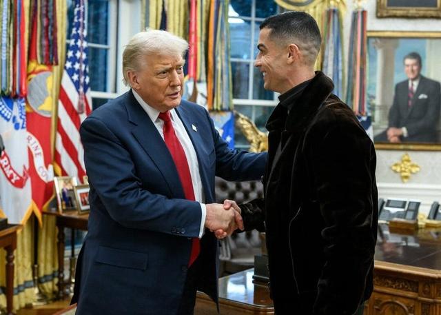 عکس| توضیح ترامپ به رونالدو از بمباران مراکز هسته‌ای ایران با جنگنده‌های B2