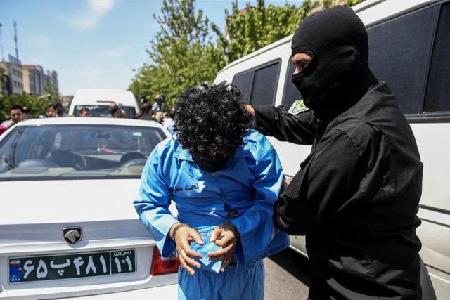 ببینید | لحظه دستگیری شرور متواری تهرانی در مخفیگاه بیرجند