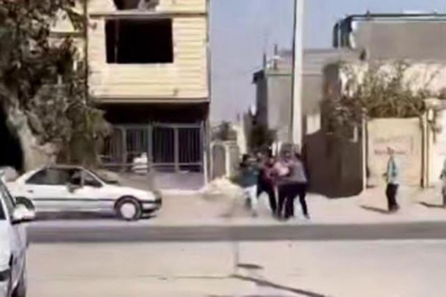 ببینید | لحظه هولناک زیر گرفتن چند مرد توسط راننده پژو؛ جیغ‌های سوزناک زن جوان / دعوا بر سر مهریه بود!