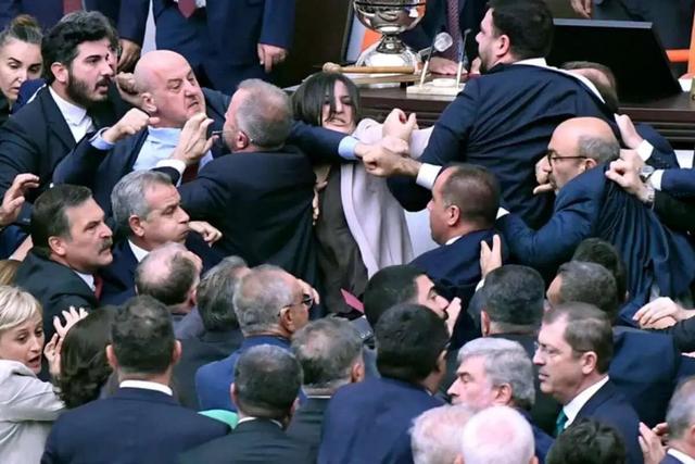 ببینید | درگیری در پارلمان ترکیه