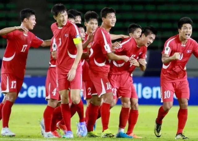 تصاویر اقدام باورنکردنی بازیکنان کره شمالی علیه ژاپنی‌ها؛ ضربه‌های مُشت در مراسم اول بازی!