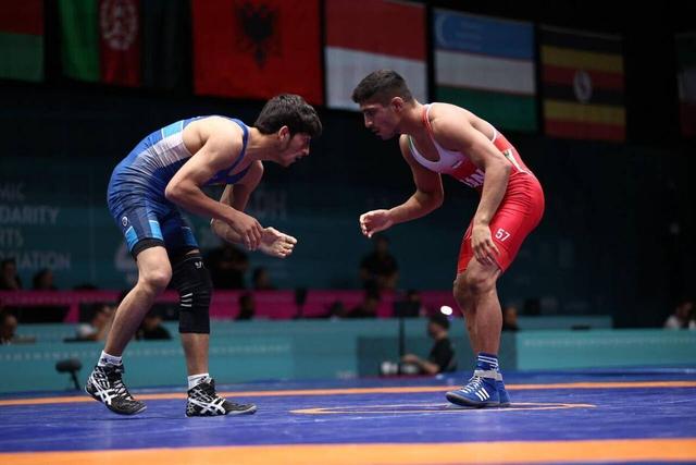 مومنی به مدال برنز وزن ۵۷ کیلوگرم کشتی آزاد رسید