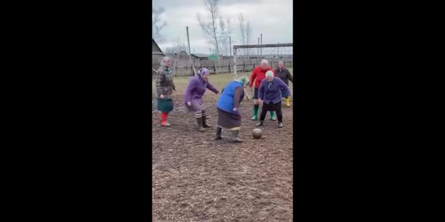 ویدیو| فوتبال با چکمه و روسری در گل و لای؛ مسابقه روستایی مادربزرگها در روسیه!