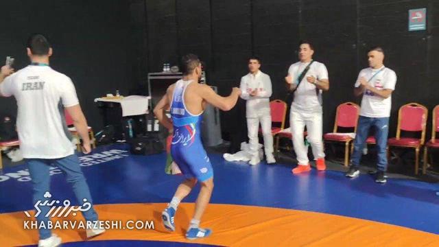 ویدیو| تشویق رحمان عموزاد از سوی کشتی‌گیران در سالن گرم پس از کسب مدال طلا