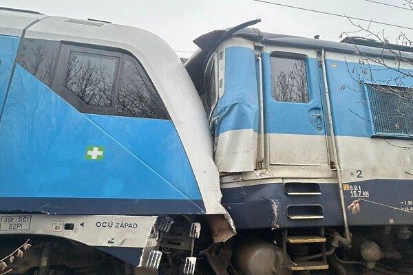 برخورد ۲ قطار در جمهوری چک؛ ۴۰ نفر زخمی شدند+ فیلم و عکس