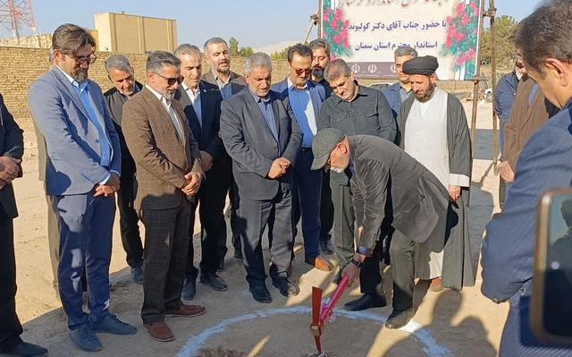 کلنگ کتابخانه مرکزی گرمسار در هفته کتاب به زمین زده شد