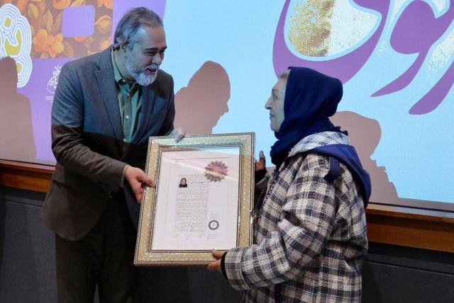 نشان درجه یک هنری برای مینو غزنوی؛ تجلیل از صدایی که مثل حریر شفاف است